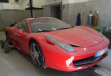 Policjanci zatrzymali jednego z głównych liderów mafii wnuczkowej. Zabezpieczono Ferrari warte ponad milion złotych