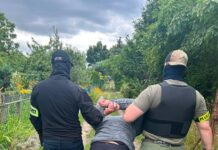 Stanął w obronie zaczepianego pasażera. Policjanci zatrzymali dwóch podejrzanych o napaść w poznańskim tramwaju