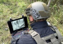 Ładunek na samochodzie byłej partnerki. Kryminalni zatrzymali 45-latka – w jego domu znaleźli też przedmioty przypominające broń